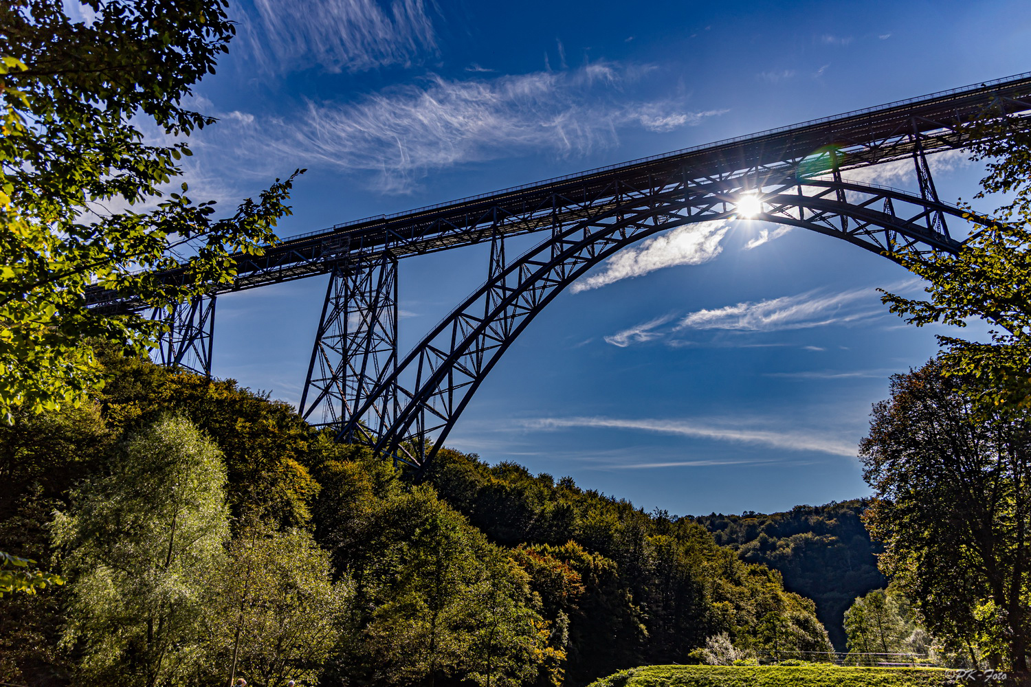 Müngstener Brücke bei Solingen. Mit 107 m Höhe die höchste Eisenbahnbrücke Deutschlands
