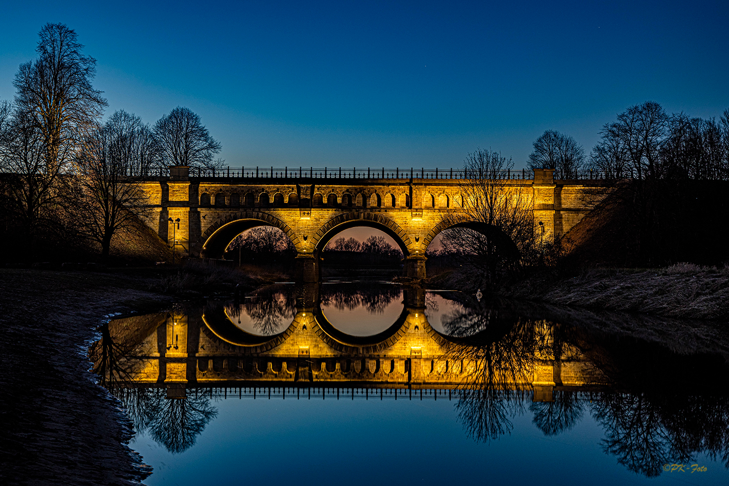 Dreibogenbrücke in Olfen während der Blauen Stunde