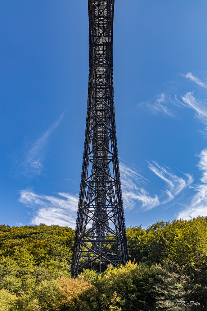 Müngstener Brücke bei Solingen. Mit 107 m Höhe die höchste Eisenbahnbrücke Deutschlands
