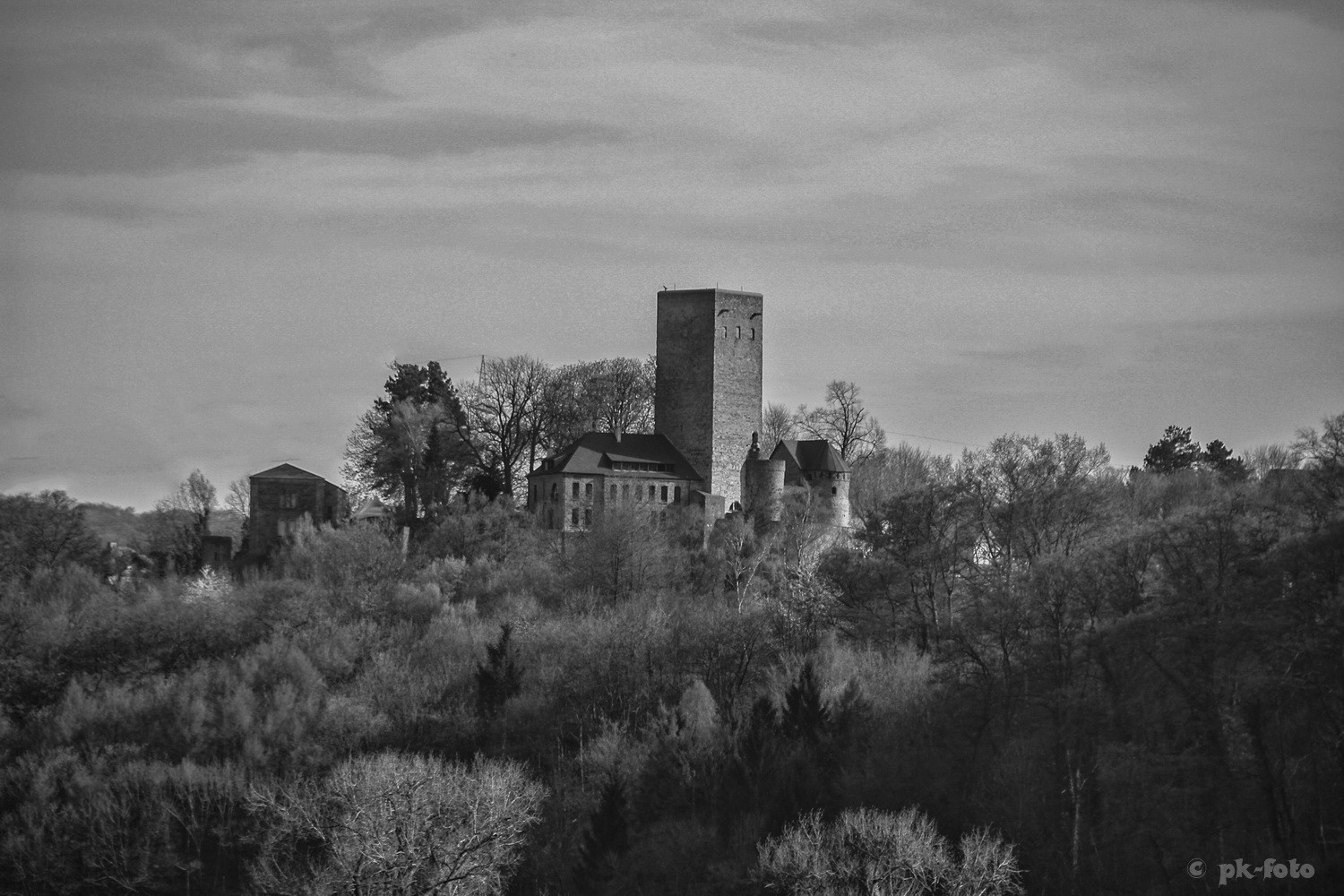 Burg Blankenstein (Hattingen) von der Ruhr aus gesehen