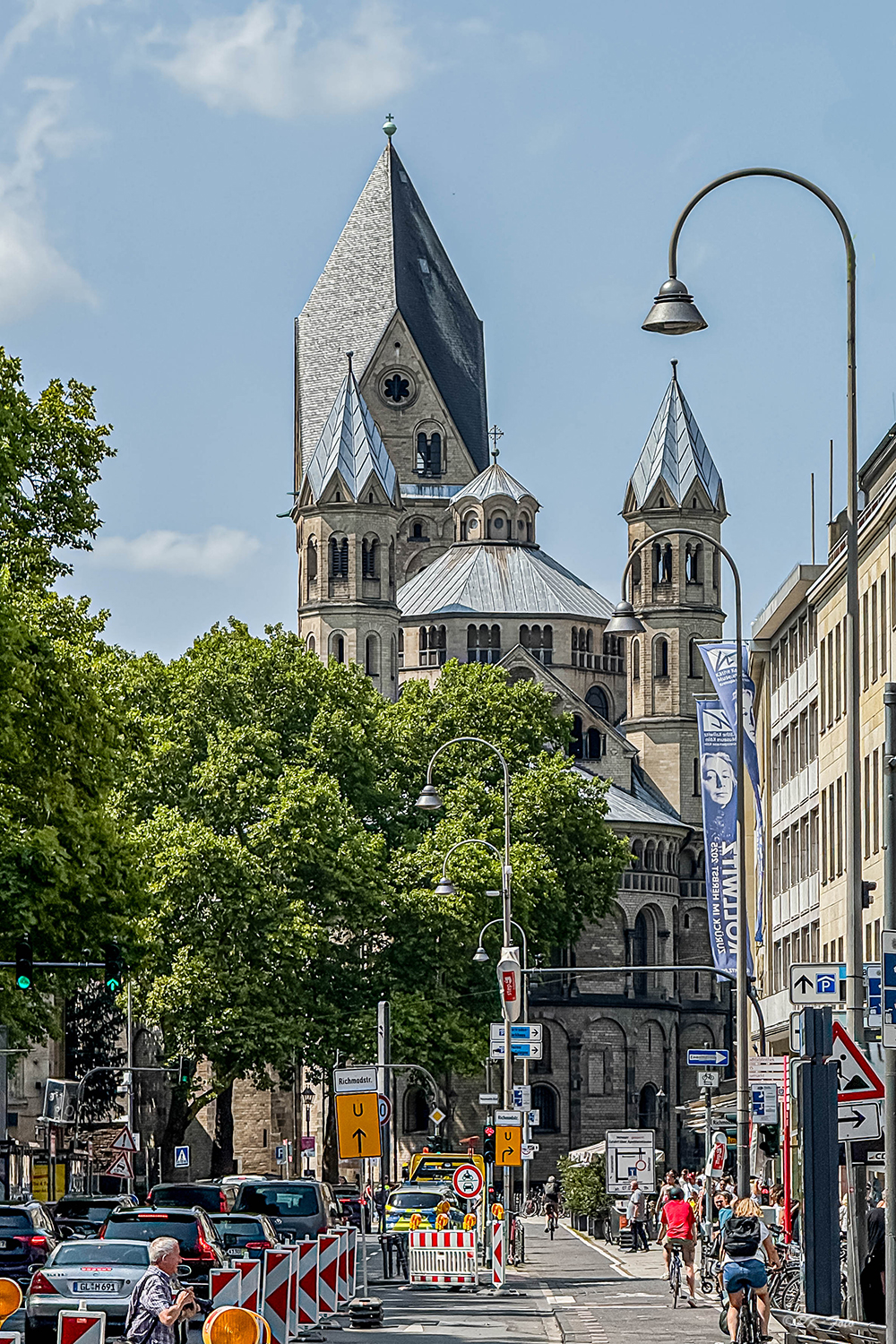 Röm-Kath. St. Aposteln Kirche aus dem 12. Jahrhundert am Neumarkt