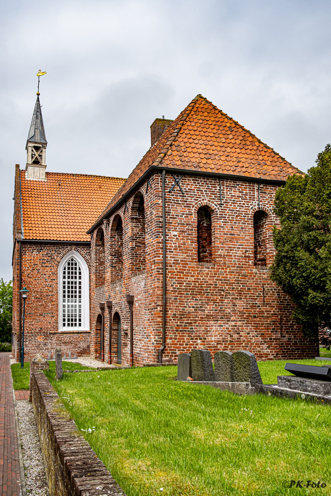 Evgl.-Luth. Loquarder Kirche in der Krummhörn aus dem 13. Jahrhundert