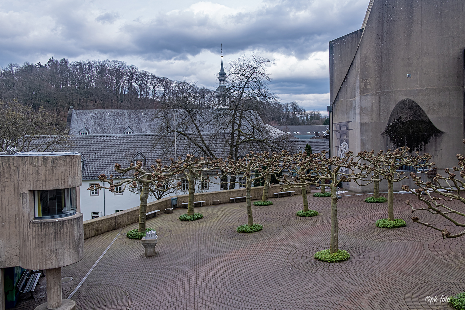 St. Mariä Empfängnis (1728) zwischen dem Mariendom-Ensemble (1968) in Neviges