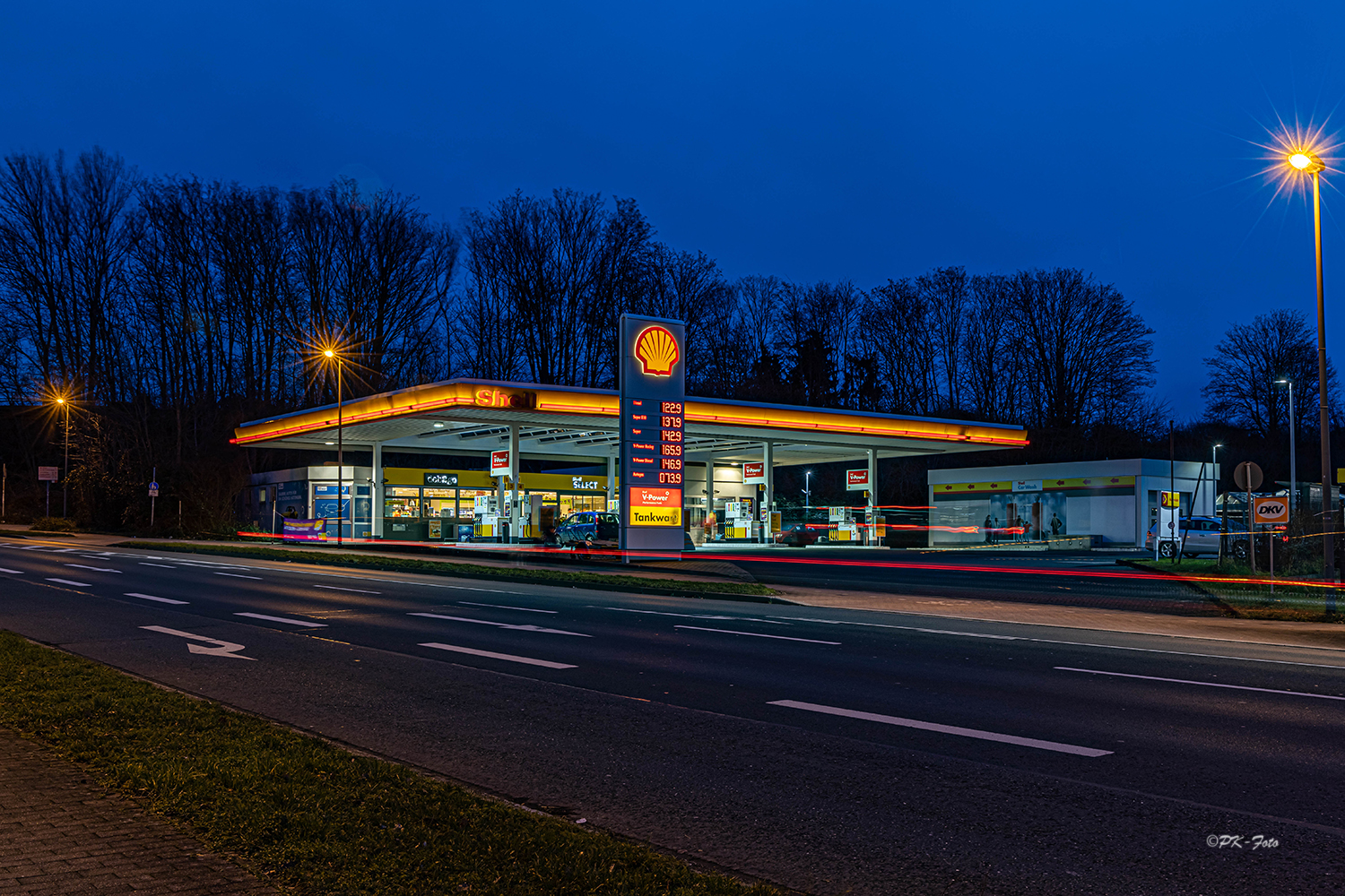 Tankstelle zur Blauen Stunde in Hattingen