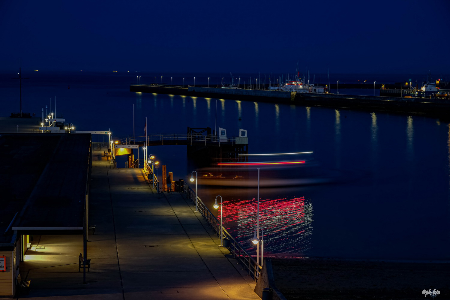 Das letzte Boot kehrt von der Düne zur Hauptinsel (Helgoland) um 23:15 Uhr zurück