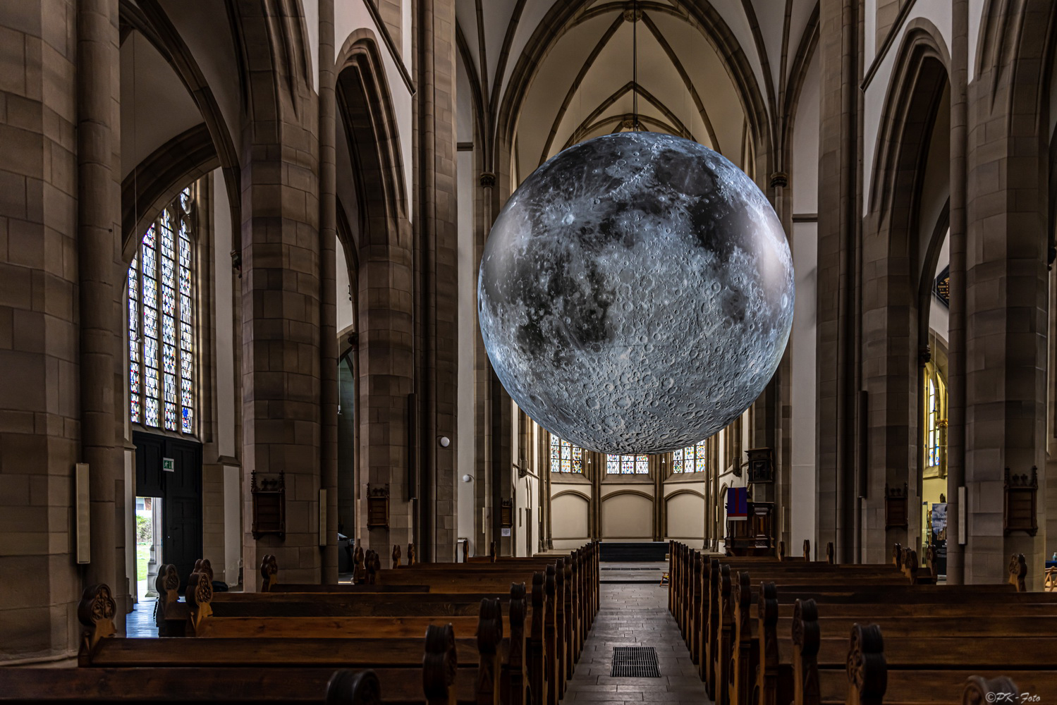 Salvatorkirche in Duisburg aus dem 14. Jahrhundert - Installation des Künstlers Luke Jerram