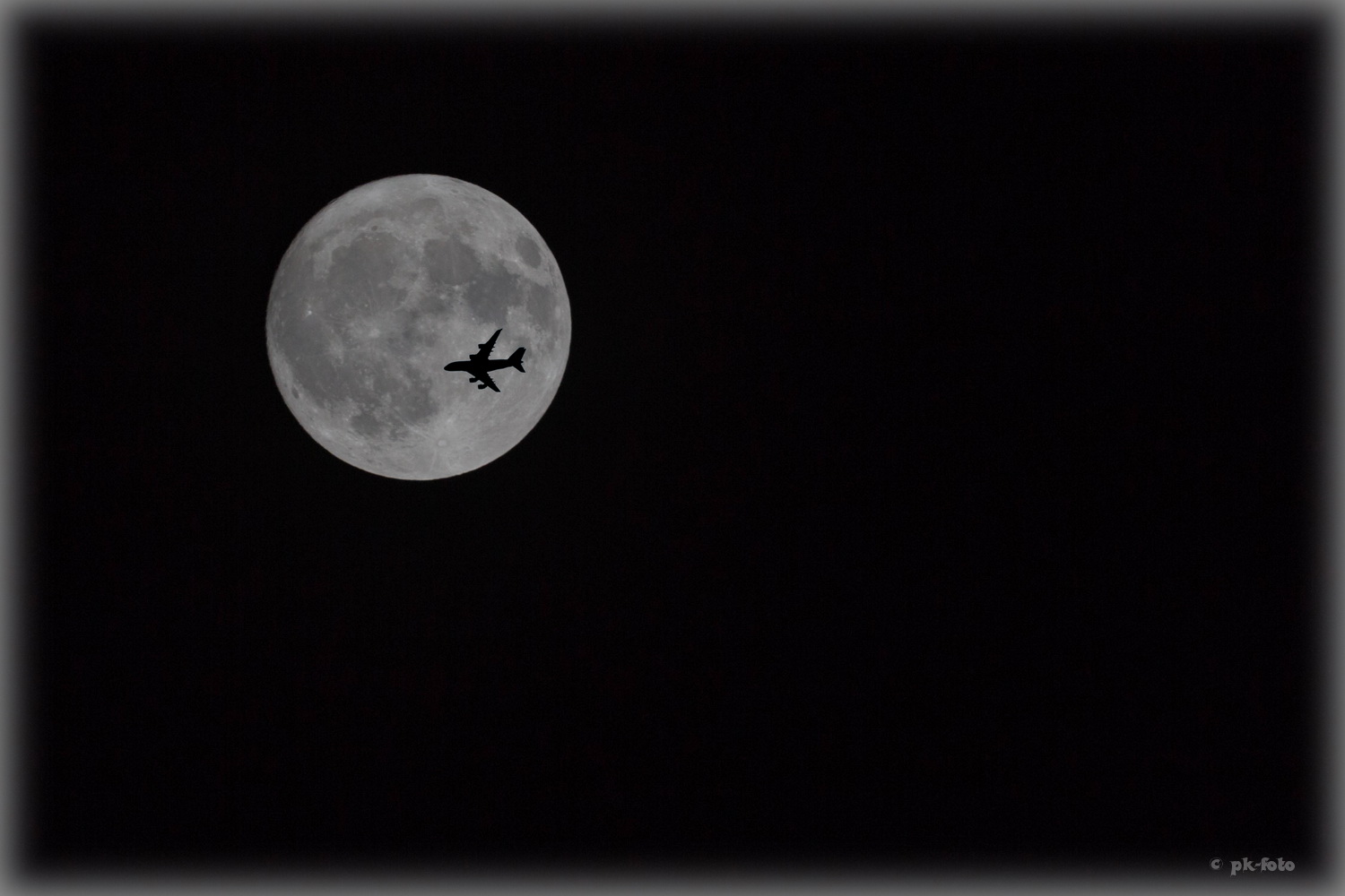 Mond mit Airbus A 380 - Fotomontage