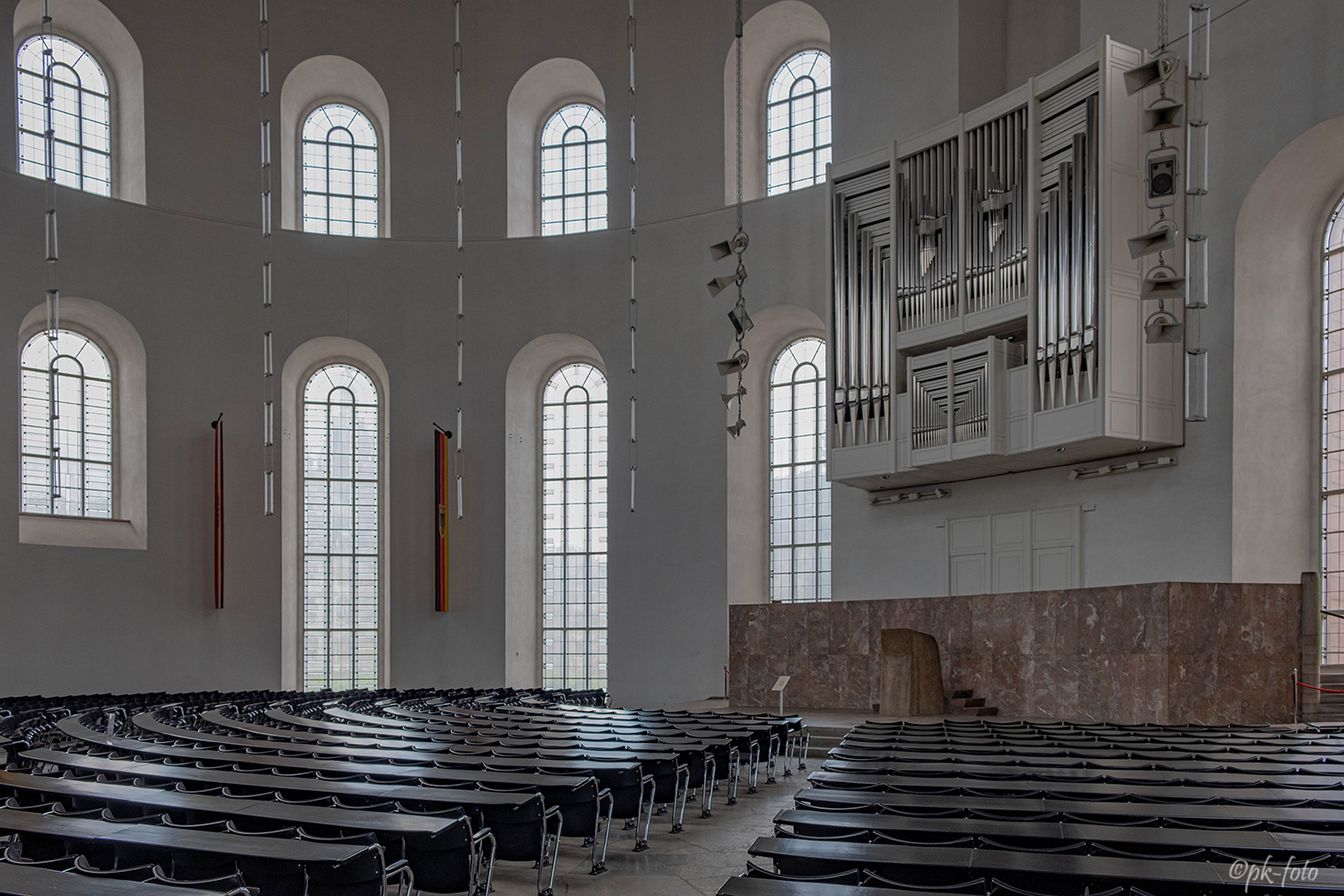 Paulskirche in Frankfurt aus dem 13.Jhd.-1485 erweitert,- 1786 abgerissen und 1789-1833 neu gebaut.1944 zerstört und 1947-1948 neu aufgebaut