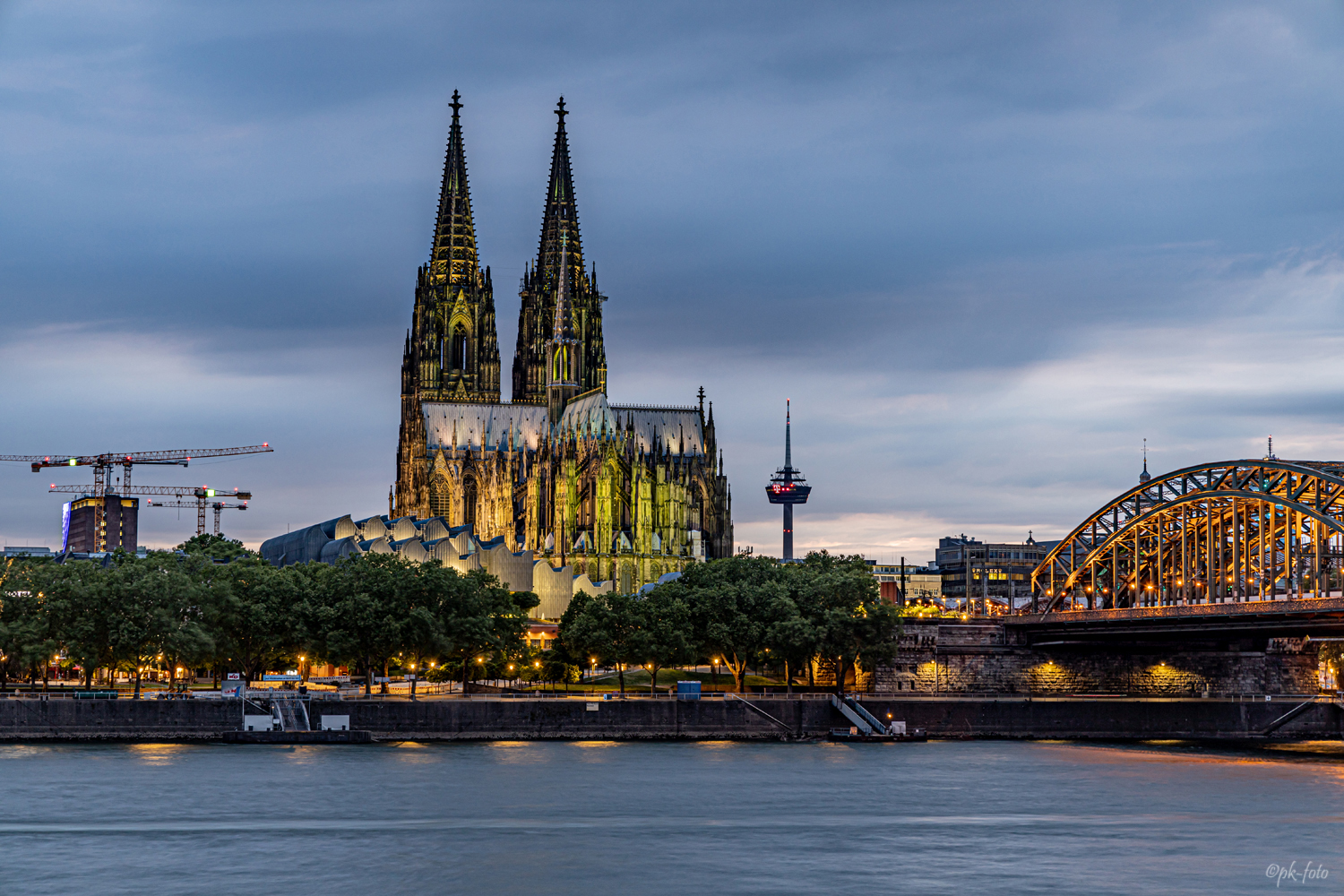 Kölner Dom in Grün