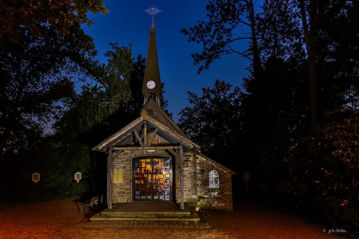 Friedenskapelle Essen-Überruhr während der blauen Stunde