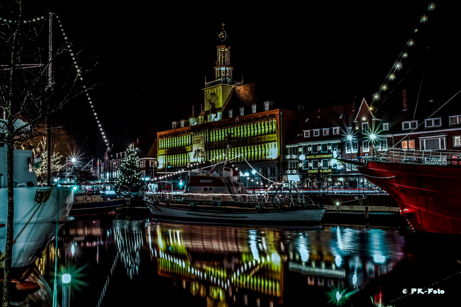 Delft mit Rathaus in Emden