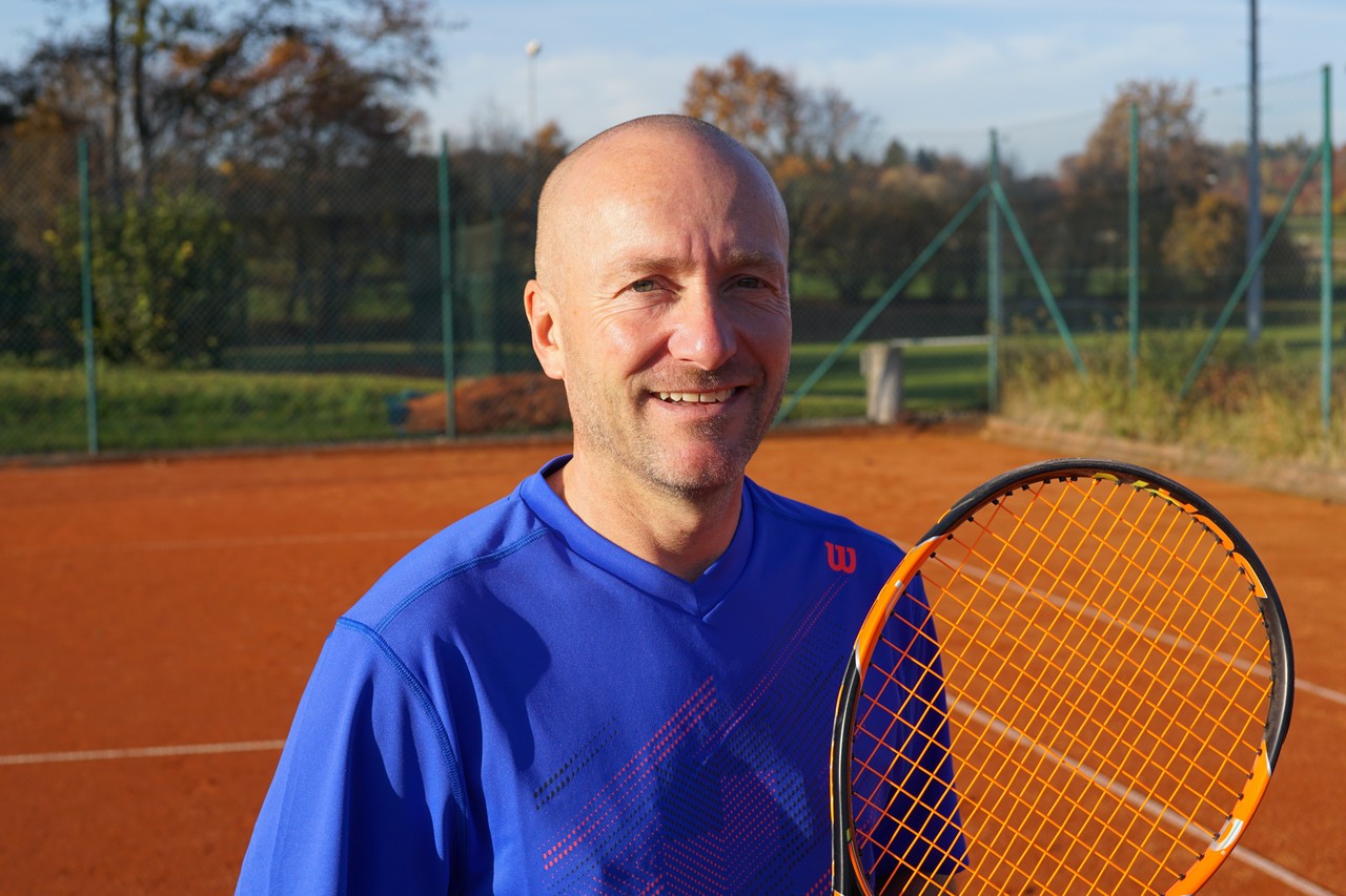 FourRoar Tischtennisschläger Lila - 7-Schichten Aufbau Mit Ergonomischem Griff & Inkl. Tasche + Ball