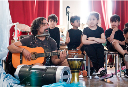 Gitarrist mit Kindern