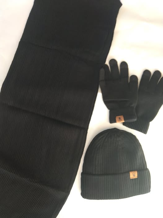 Gegen winterliche Kälte: Schal, Mütze und Handschuhe als Set. Zu bekommen in unserem Spendenflohmarkt.