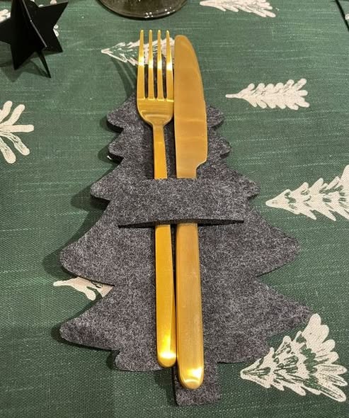 Für einen schön gedeckten Weihnachtstisch: Bestecktäschchen in Tannenform - zu bekommen in unserem Spendenflohmarkt