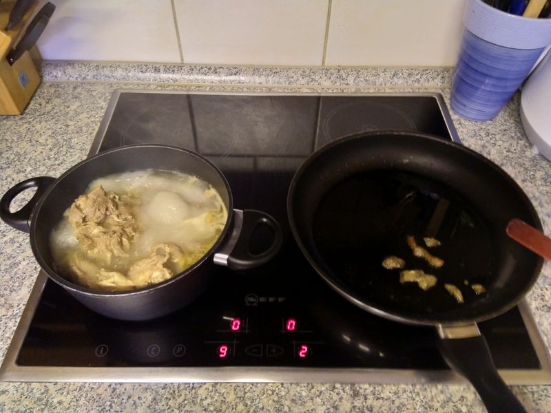 3. Links: Fleisch kochen, rechts: Fett auslassen und...