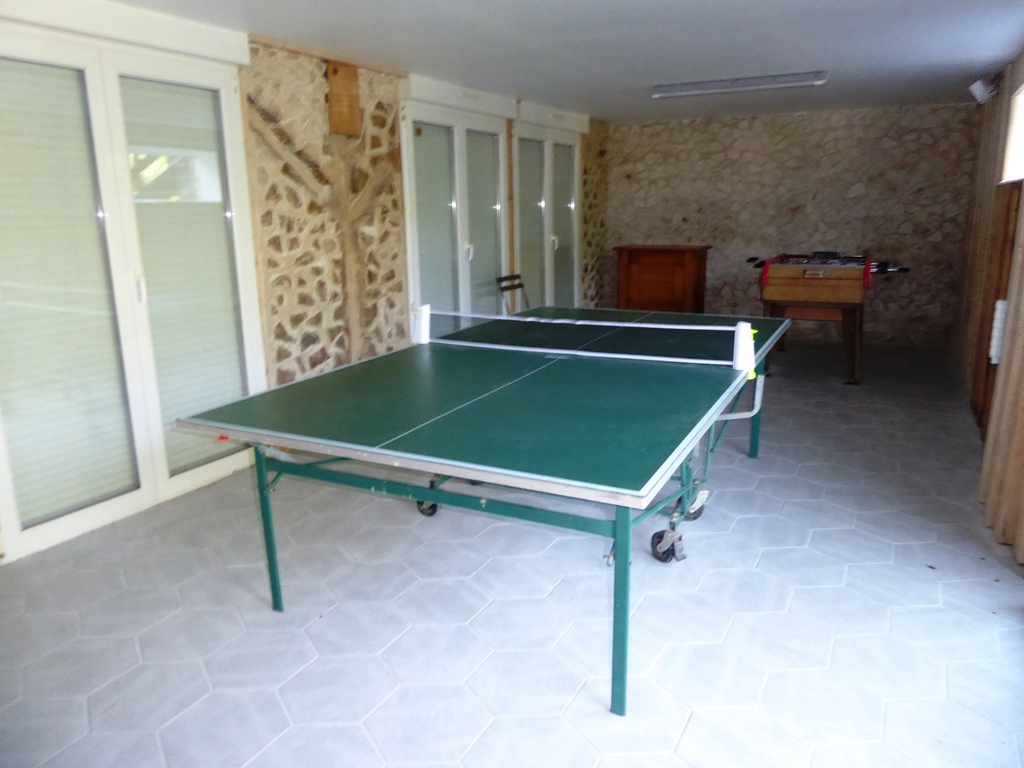 salle de jeu avec table de ping-pong et baby foot