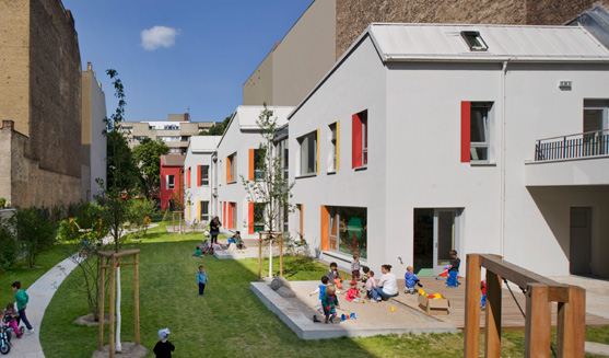 LebensWelt Kita und Familienzentrum Sternengarten liegt in einer Grünverbindung zwischen der Hobrecht- und Friedelstraße in Neukölln-Nord.