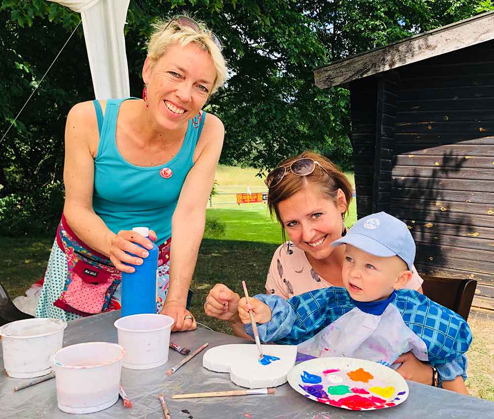 Auch Kunst-Therapeutin Anne Nissen wirkte mit beim Spendentag in Edemissen. Der zweijährige Moritz macht erste Erfahrungen mit Pinsel und Farben.