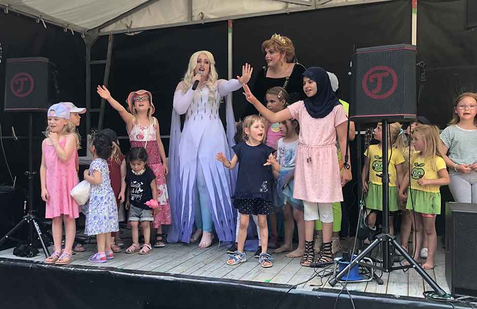 Mit der Eiskönigin auf der Bühne: Der Höhepunkt für kleine Mädchen! (Foto: nds)