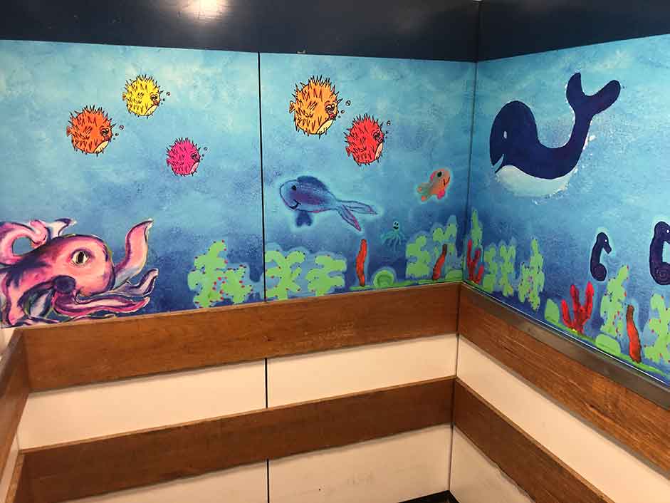 Farben im Fahrstuhl: Eine bunte Unterwasserwelt steht für Vitalität und Lebensfreude. (Foto: nds)