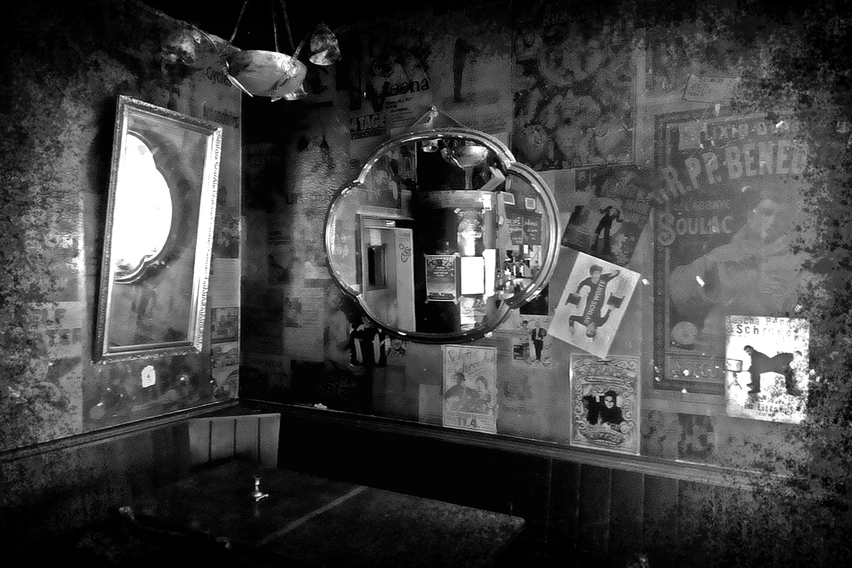 Spiegel und Plakate an unserer historischen Wand