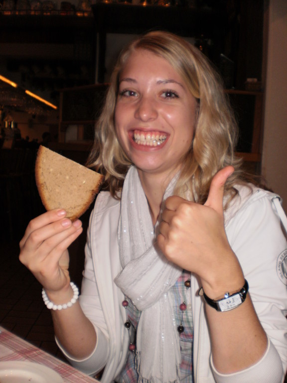 Anna und ihr gelliebtes Brot :-)