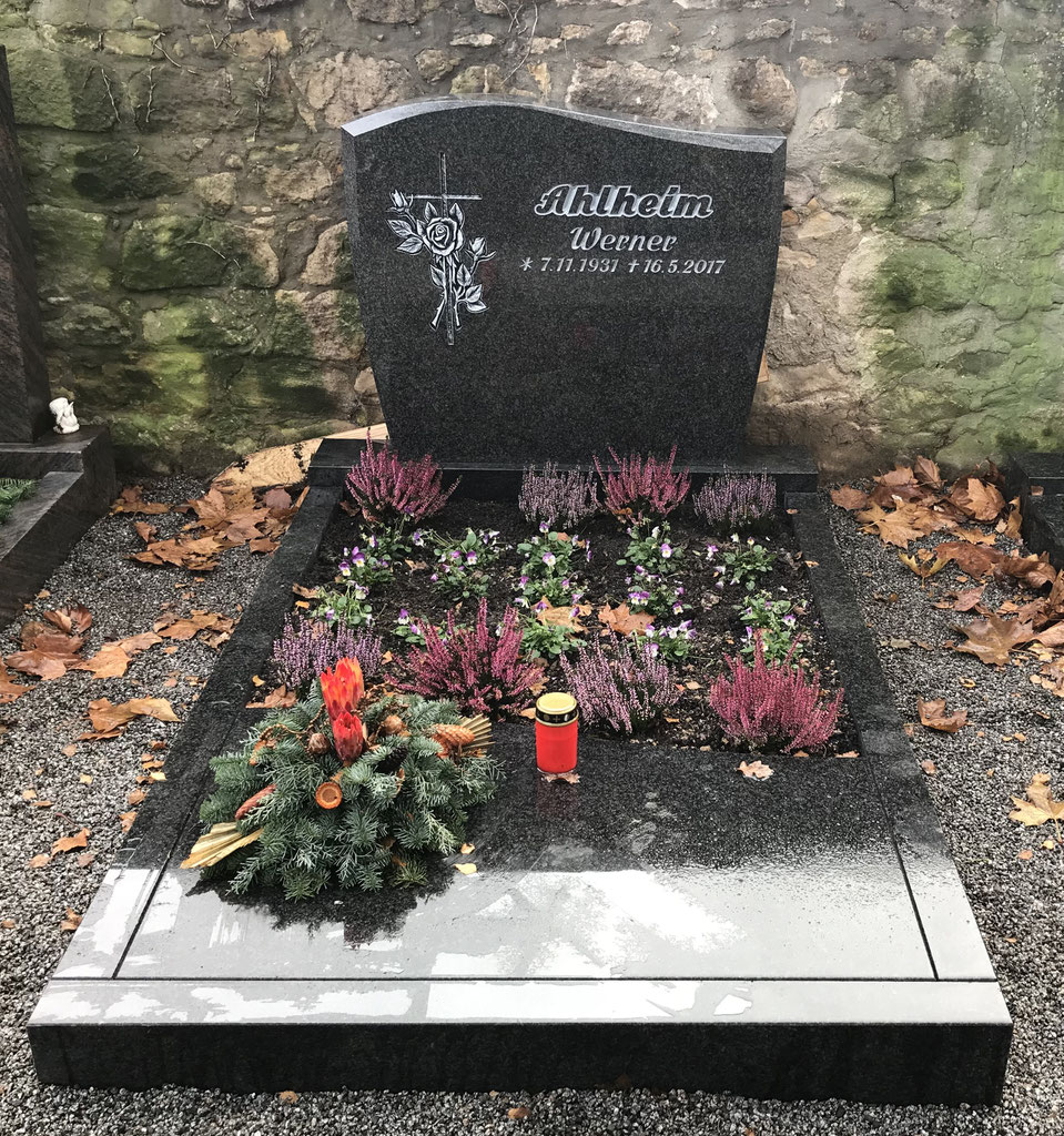 Grabstätte aus Impala, Schrift & Ornament vertieft eingearbeitet, Tönung: Hellgrau, Fehlheim