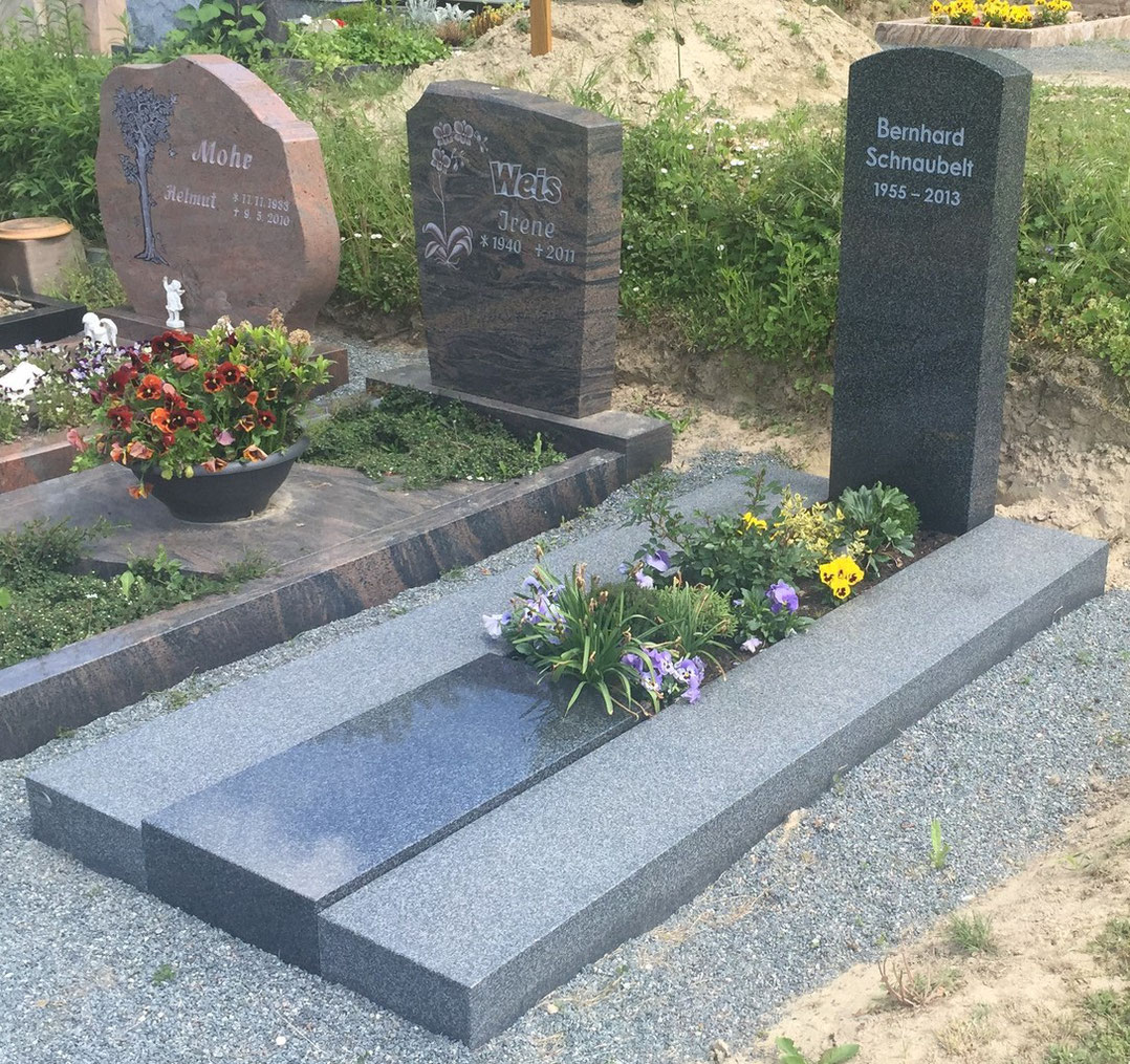Grabstätte aus Indisch Impala, Schrift vertieft eingestrahlt, Tönung: Hell Grau         