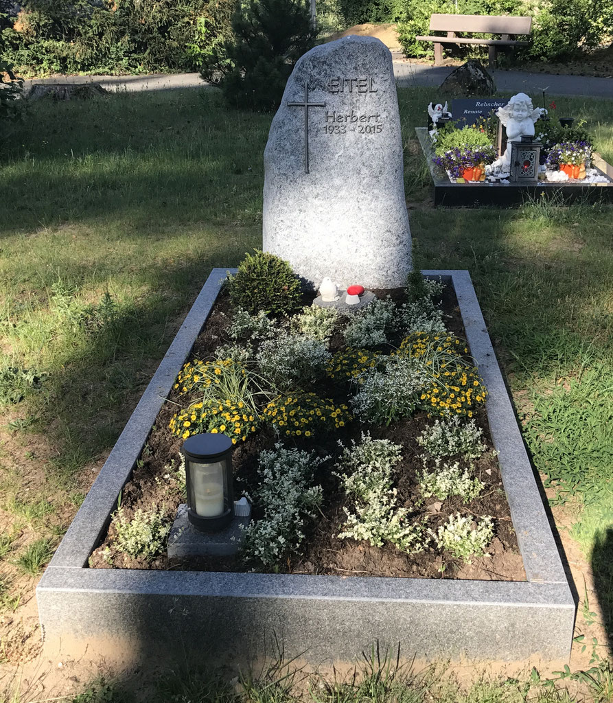 Grabstätte mit Flussfindling & Silberstein Einfassung, Aluschrift mit Kreuz & Laterne, Seeheim