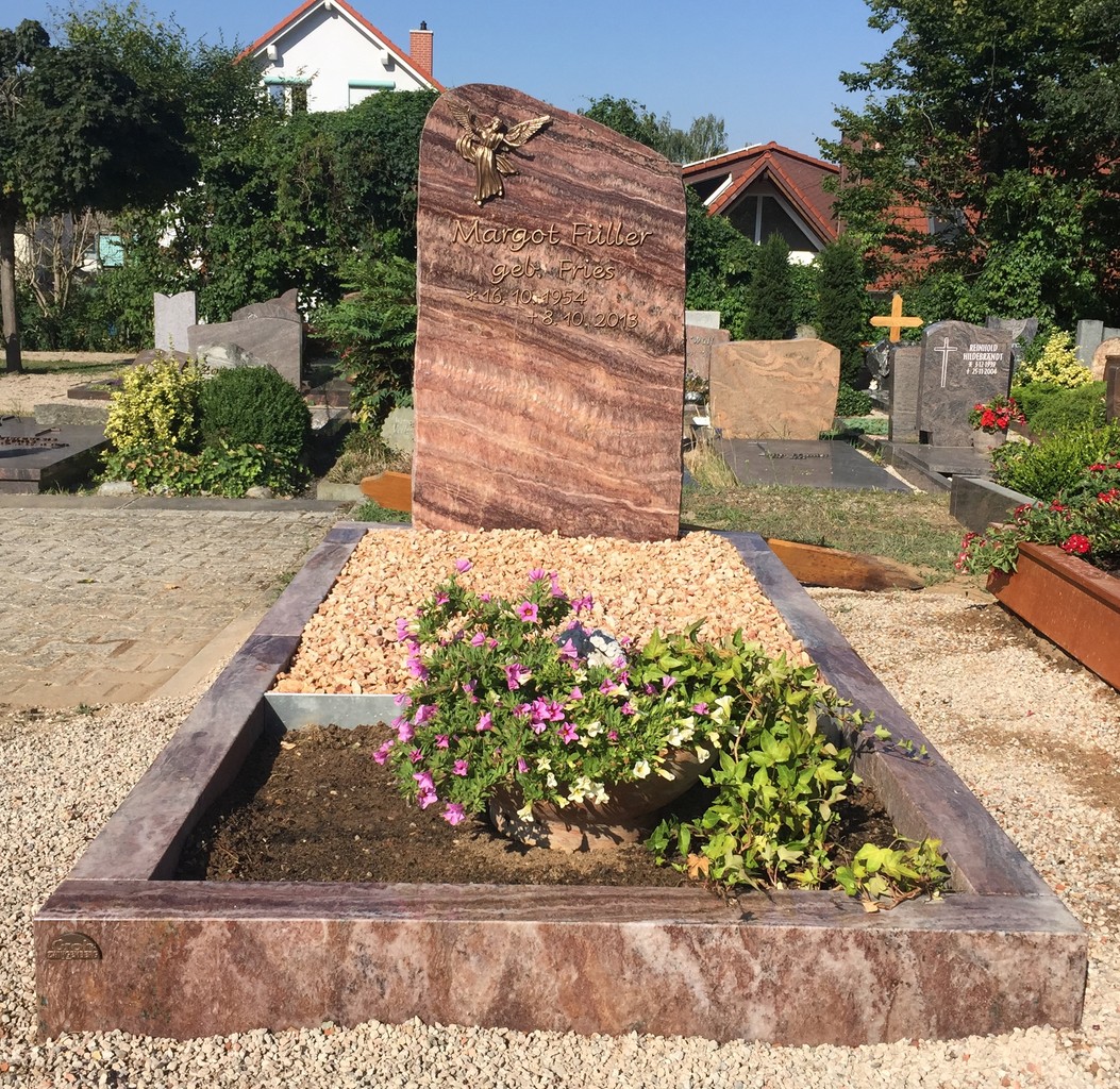 Grabstätte aus Odenwald Quarz, Schrift & Engel aus Bronze, Bickenbach