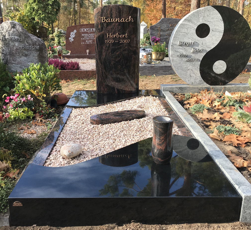 Grabstätte aus Aruba & Indian Black, Schrift aus Bronze, Vase aus Aruba