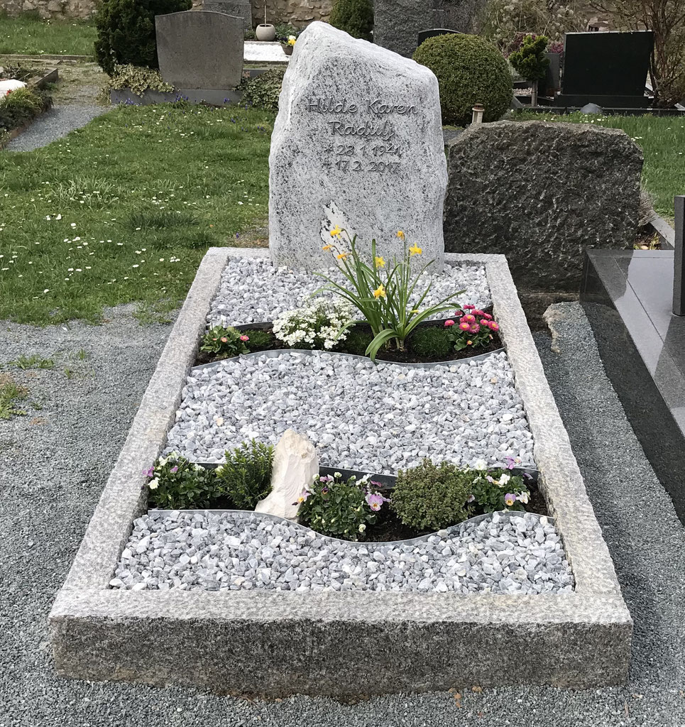 Grabstätte mit Flussfindling & Silberstein Einfassung, Schrift aus Aluminium, Zwingenberg