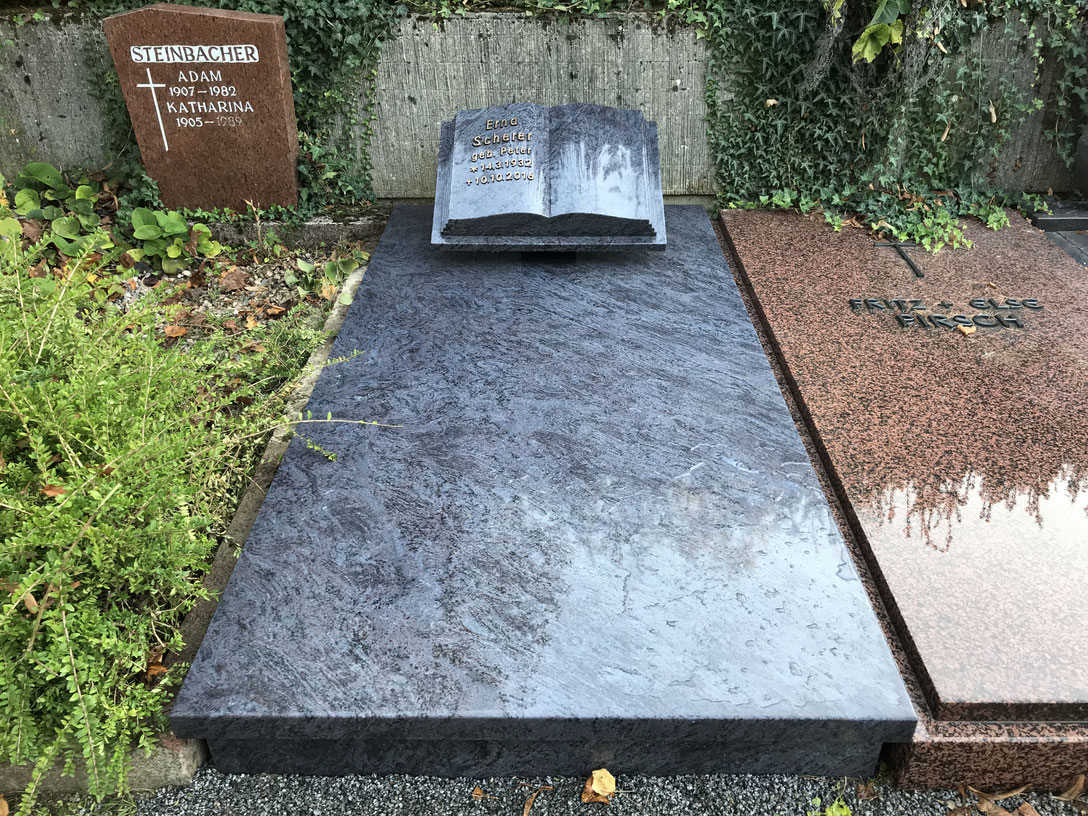 Grabstätte aus Orion Dunkel, Buch mit Bronzeschrift, Auerbach