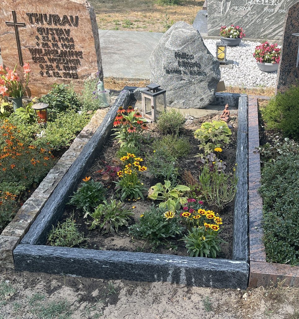 Grabstätte mit Flussfindling & Silberstein Einfassung, Schrift & Kreuz aus Alu, Seeheim