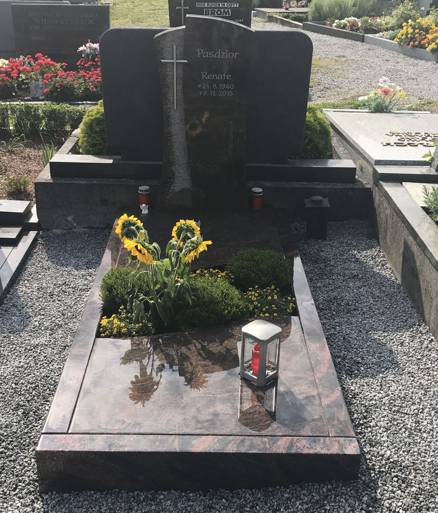 Grabstätte aus Aruba, Schrift vertieft eingearbeitet, Tönung: Hellgrau, Edelstahlkreuz & Alu-Laterne, Fürth