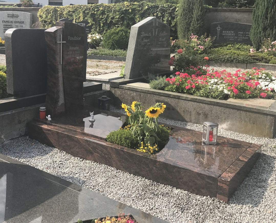 Grabstätte aus Aruba, Schrift vertieft eingearbeitet, Tönung: Hellgrau, Edelstahlkreuz & Alu-Laterne, Fürth