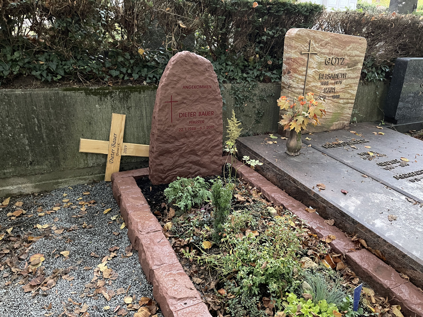 Grabstätte aus Sandstein Rot, Schrift & Kreuz eingestrahlt, Auerbach   