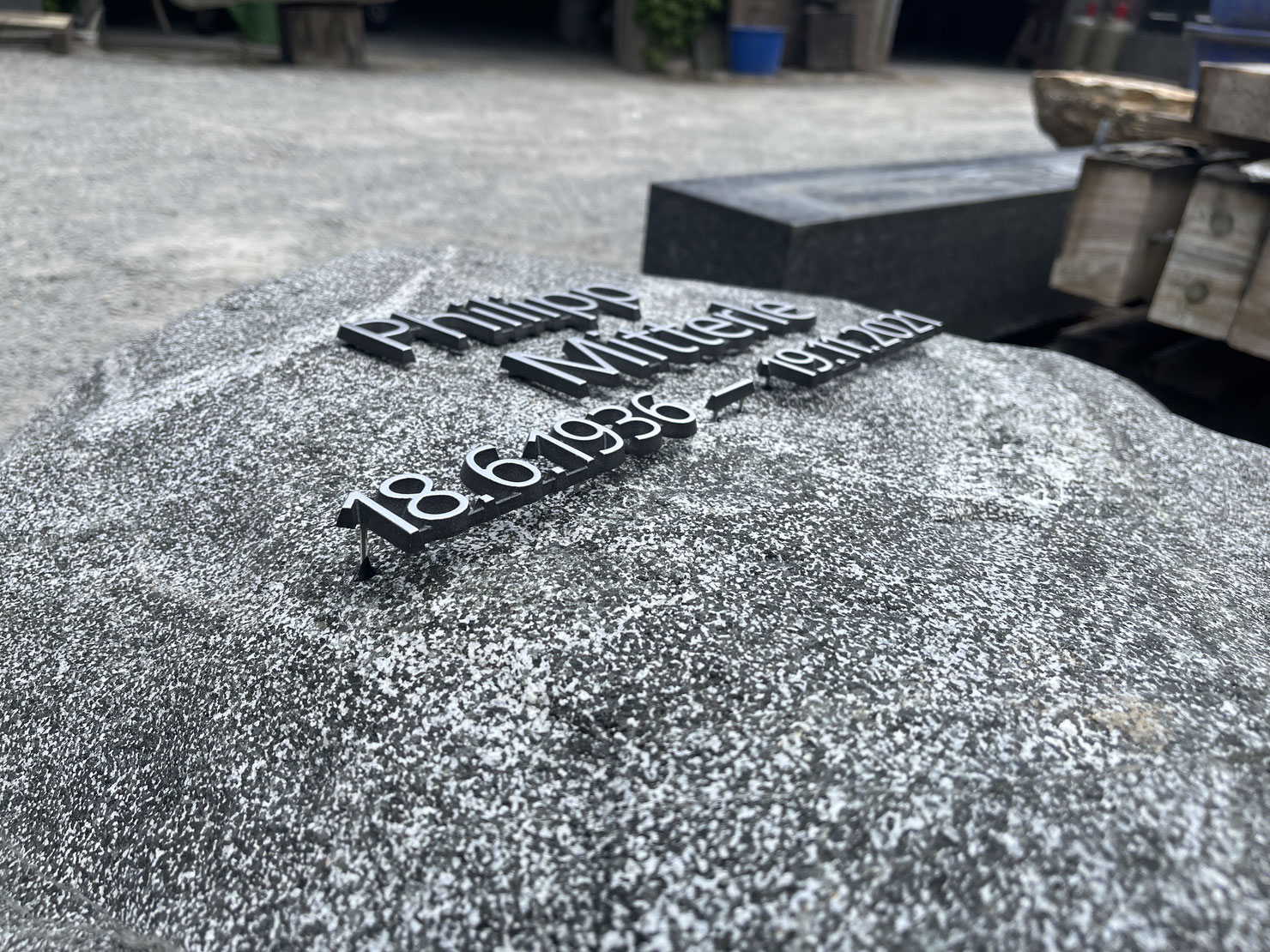 Schriftzug anbringen