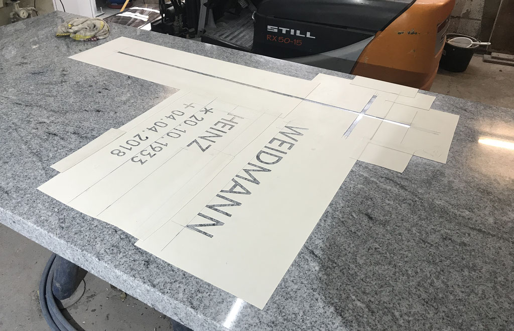 Grabstätte aus Viscont White, Schrift & Kreuz vertieft eingearbeitet
