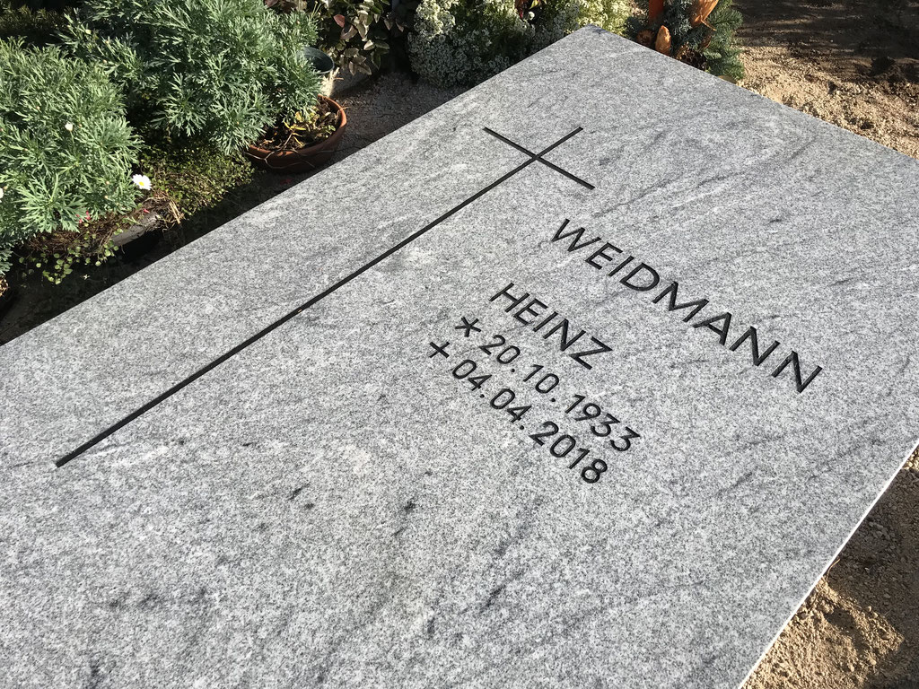 Grabstätte aus Viscont White, Schrift & Kreuz vertieft eingearbeitet
