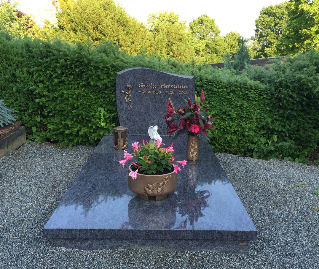 Grabstätte aus Orion Dunkel, Rose, Schrift, Schale, Vase & Laterne aus Bronze, Auerbach
