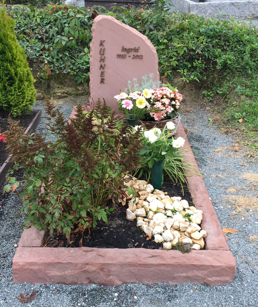 Grabstätte aus Sandstein Rot, Schrift aus Bronze, Zwingenberg   
