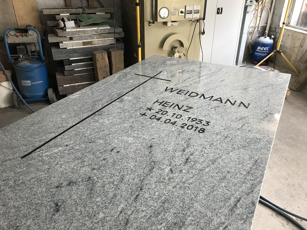 Grabstätte aus Viscont White, Schrift & Kreuz vertieft eingearbeitet