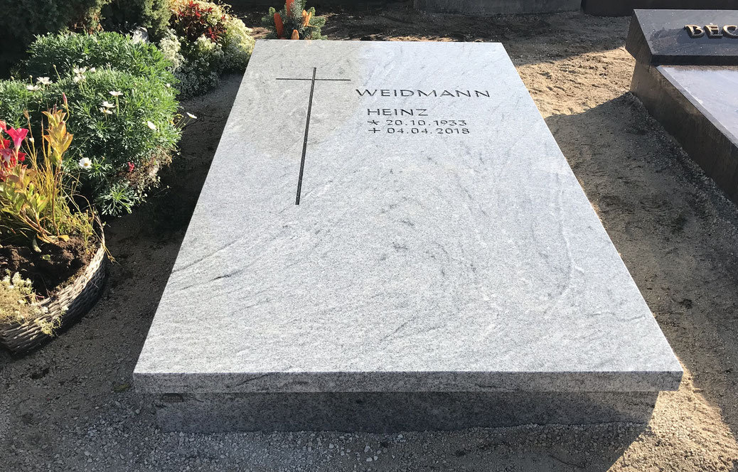 Grabstätte aus Viscont White, Schrift & Kreuz vertieft eingearbeitet