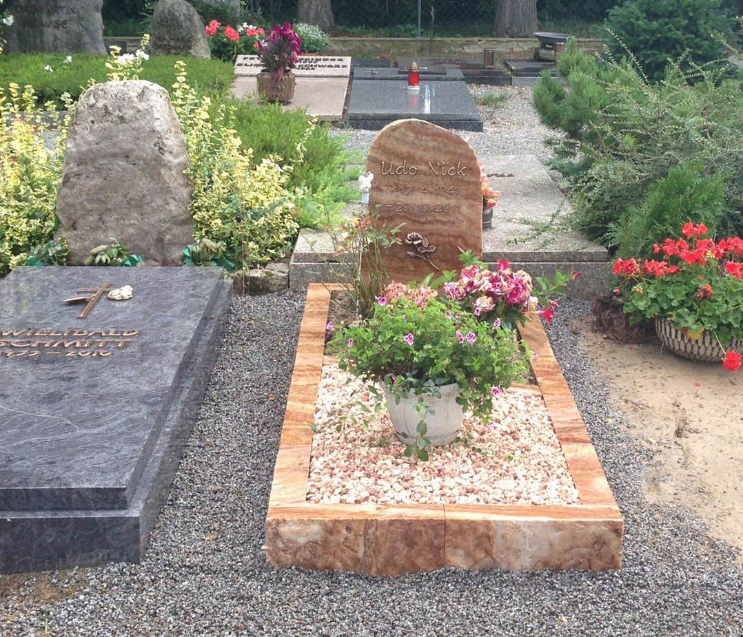 Grabstätte aus Odenwald Quarz, Schrift & Rose Bronze, Auerbach