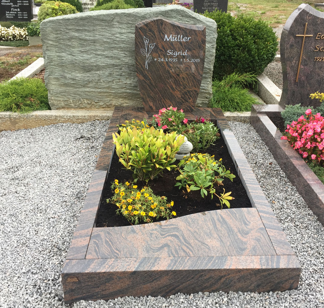 Grabstätte aus Barap, Schrift & Ornament vertieft eingearbeitet, Tönung: Hellgrau, Fürth