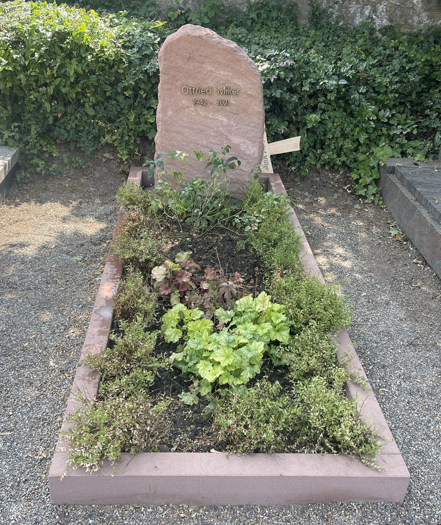 Grabstätte aus Sandstein Rot, Bronzeschrift, Zwingenberg