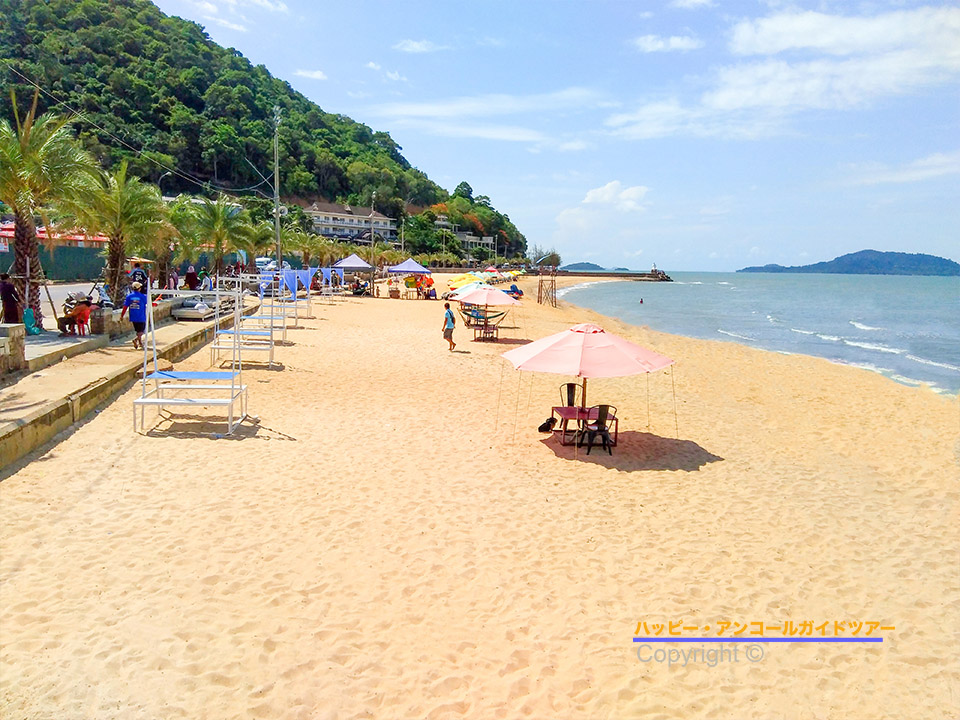 海岸沿いでゆったりと休憩。沈む夕日を眺めながら、ケップの美しい自然を体感できます。写真撮影にも最適なスポットです。