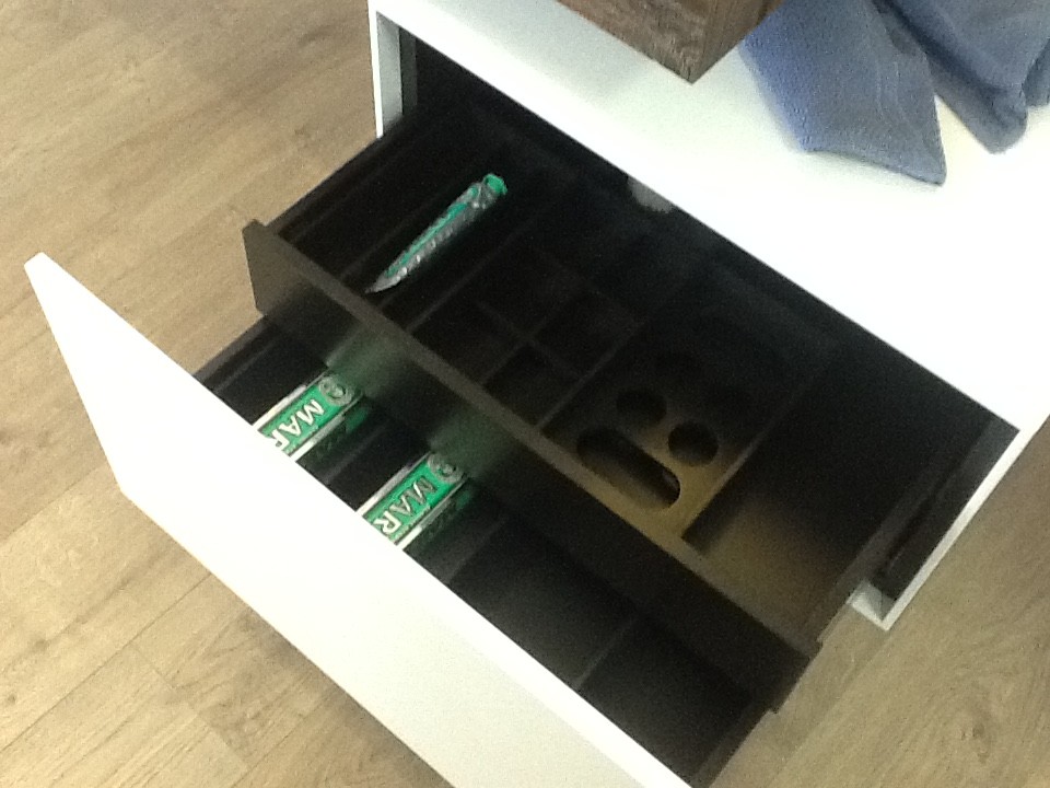 Particolare della cassettiera Flyer Boffi in Silcover bianco